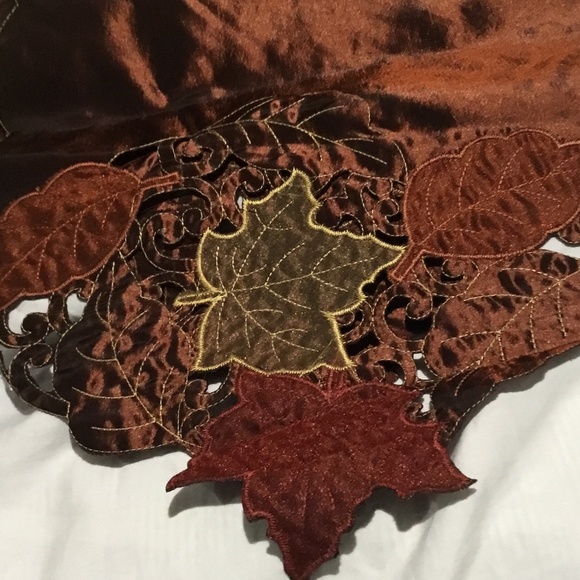 Beautiful Autumnal Table Runner 70in (178 cm) - Picture 3 of 9